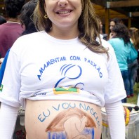Marcia per l'umanizzazione del parto - una donna col pancione posa per il parto in casa
